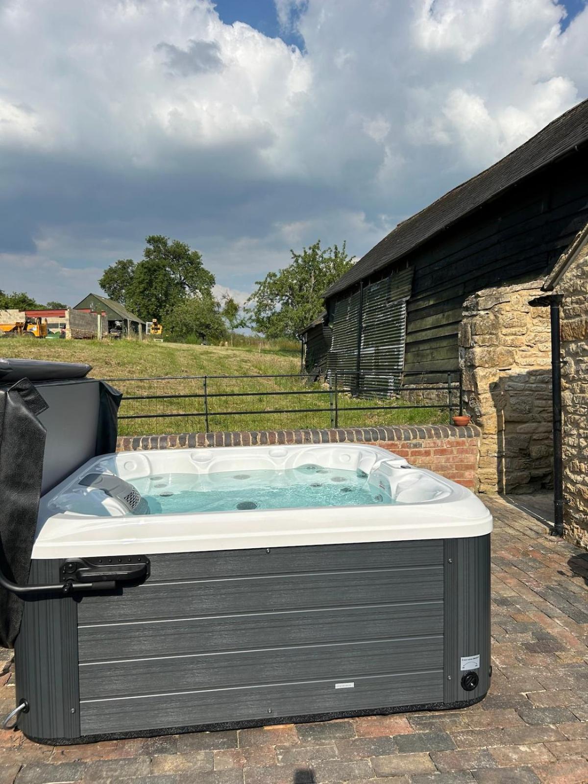 Beautiful Cotswold Farmhouse With Hot Tub แมนเชสเตอร์ ภายนอก รูปภาพ